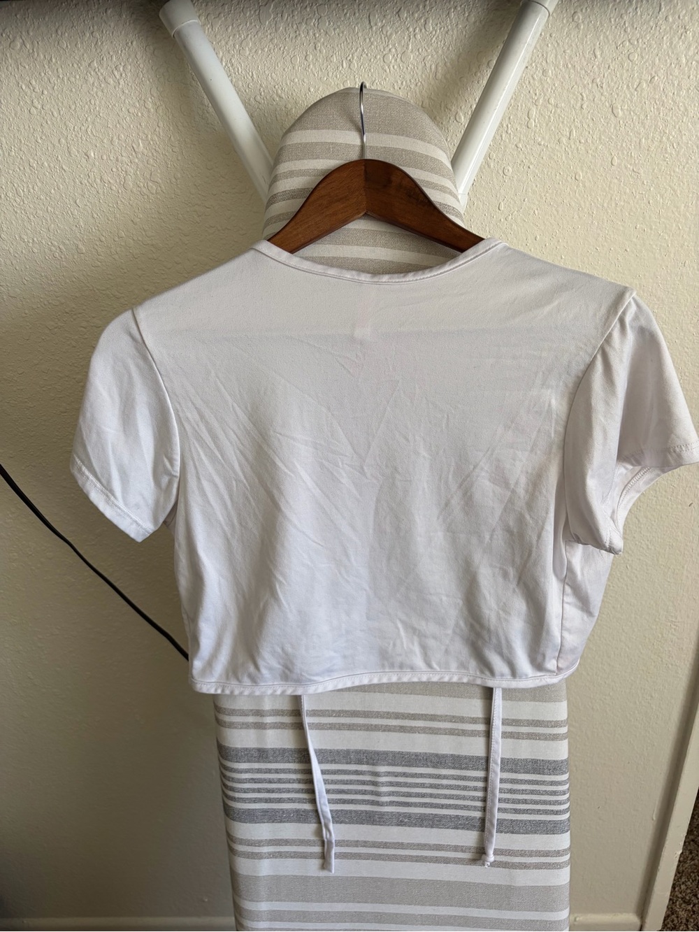 Tie-Front White Crop Top with V-Neck - Picture 3 of 4
